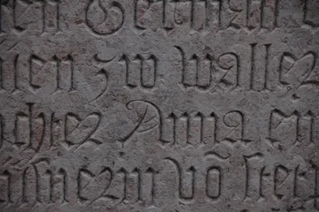 In Stein gemeißelte gotische Inschrift
